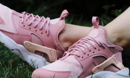 7 χρωματιστά sneakers για εσένα που έχεις βαρεθεί τα κλασικά λευκά