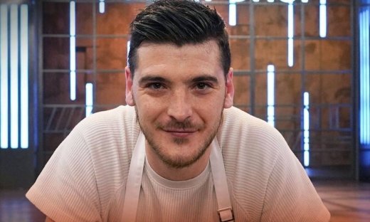 Ο Διονύσης Σαρακίνης του MasterChef 5 άλλαξε πολύ την εμφάνισή του και η αλλαγή του πάει πολύ