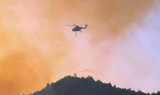 Συναγερμός στην Πυροσβεστική: Αναζωπυρώσεις της φωτιάς γύρω από την Αρχαία Ολυμπία 