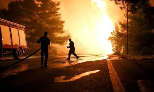 Φωτιά στην Εύβοια: Στη θάλασσα πλησιάζουν οι φλόγες στα Βασιλικά
