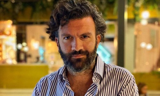 Τζωρτζ Παπακώστας: Η συγκλονιστική στιγμή που βρίσκει μέσα στα καμένα έναν εγκαταλελειμμένο σκύλο!