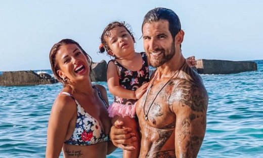 Ελένη Χατζίδου: Στη θάλασσα με την κόρη της ντυμένες ασορτί (εικόνες)