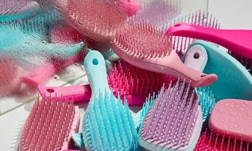 Πώς θα καθαρίσεις σωστά και εύκολα τις βούρτσες μαλλιών μετά τις διακοπές
