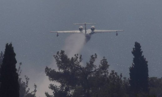 Πυροσβεστική: Ισχυρές δυνάμεις επιχειρούν στις φωτιές σε Βίλια και Κερατέα – Στη μάχη και το Beriev