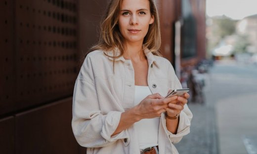 Μιλάς ακατάπαυστα το βράδυ με sms; Να πώς δεν θα σε παίρνει κανείς χαμπάρι