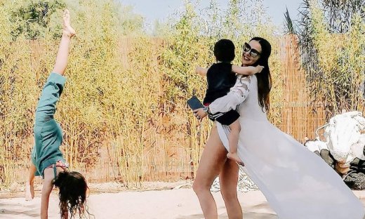 Αγγελική Δαλιάνη: Με τα παιδιά της στην πισίνα - Απίστευτη η ομοιότητα με την κόρη της