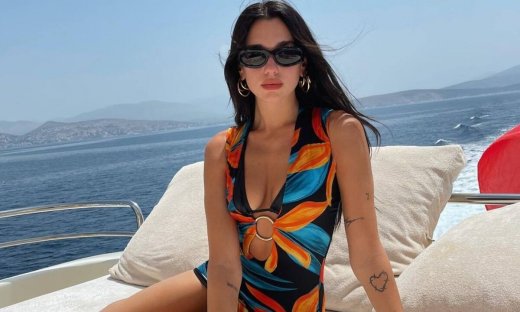 7 στυλιστικά tips που αξίζει να αντιγράψεις από τα καλοκαιρινά σύνολα της Dua Lipa