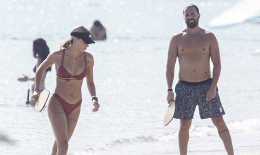 Ηλίας Βρεττός: Το κορμί της συντρόφου του απλά... δεν υπάρχει! Δείτε τους μαζί σε παραλία της Νάξου!