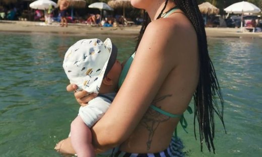 Γνωστή Ελληνίδα ηθοποιός ανέβασε υπέροχες φωτογραφίες να θηλάζει τον γιο της