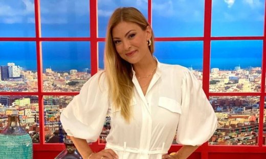 Δέσποινα Καμπούρη: Πού θα βρεις τη λευκή ολόσωμη φόρμα που έβαλε στην πρεμιέρα του Πάμε Δανάη