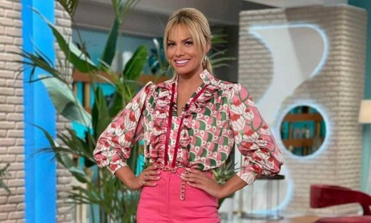 Η Ιωάννα Μαλέσκου φόρεσε το φούξια παντελόνι με τρόπο που θα ζηλέψεις