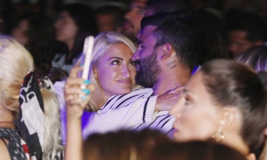 Τούνη-Αλεξάνδρου: Τον κοιτάει και... λιώνει! Η πρώτη δημόσια εμφάνιση του ζευγαριού σε βραδινή έξοδο