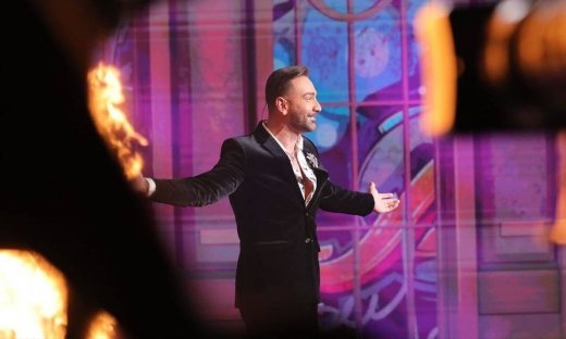 J2US: Το πάρτι άρχισε! Η λαμπερή πρεμιέρα του σόου, τα ζευγάρια-έκπληξη και το πλατό υπερπαραγωγή!