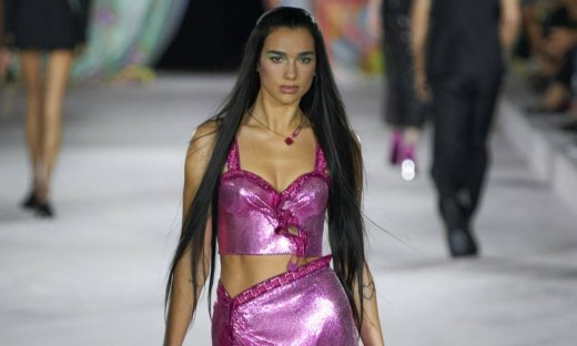 Ο οίκος Versace ενθουσίασε! Οι δύο εμφανίσεις της Dua Lipa που όλοι συζητάνε