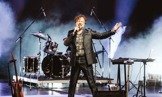 Κωστής Μαραβέγιας: «Συνεχίζω να τραγουδώ για τον έρωτά μου»