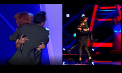 The Voice: Απίστευτο στιγμιότυπο! Ο Μουζουράκης πήδηξε στη σκηνή, την έπιασε και... έφυγε!