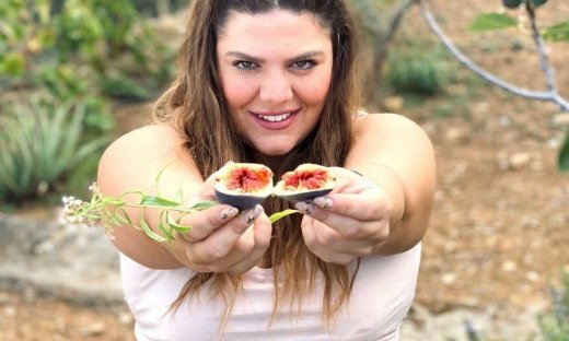 Η Δανάη Μπάρκα με κόκκινο σορτσάκι στη Μεσσηνία: Δεν τελείωσε το καλοκαίρι  (photos)