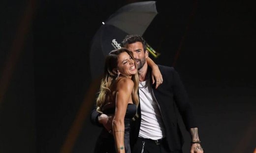 J2US: Η εντυπωσιακή επιστροφή της Ελένης Χατζίδου στο stage του σόου!