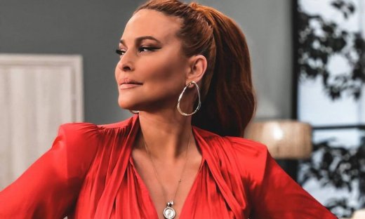 Καλεσμένη σε φθινοπωρινό γάμο; Η Σίσσυ Χρηστίδου βρήκε το πιο πρακτικό midi dress!