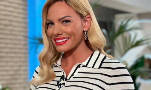 Πώς θα φορέσεις το τζιν όπως η Ιωάννα Μαλέσκου- Κλέψε και τα μυστικά του μακιγιάζ της