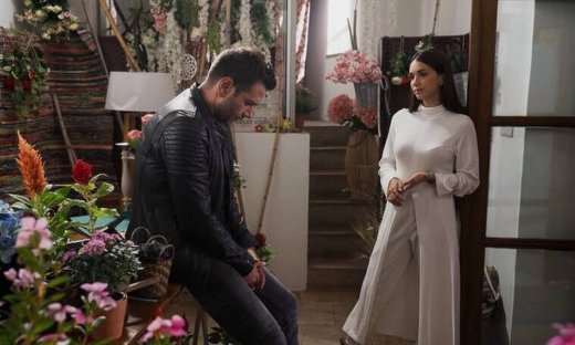 Η Γη της Ελιάς: Η Αρετή αρχίζει να υποψιάζεται ότι ο Στάθης την απατάει