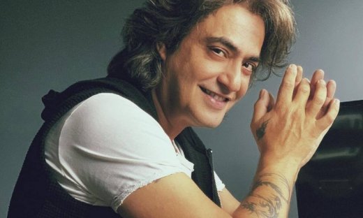 J2US: Πάρτι με τον Διονύση Σχοινά και το Twitter παραληρεί