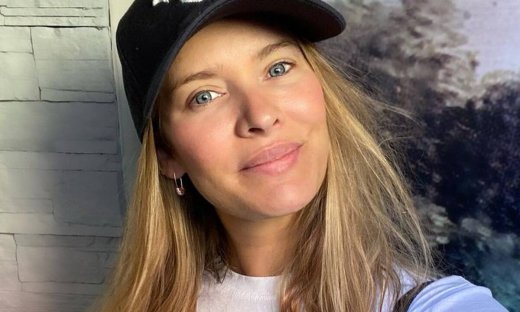 Ανίτα Μπραντ: «Matchy-matchy» με τον γιο της στη βόλτα (εικόνα)