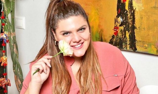 J2US: Η Δανάη Μπάρκα στο πλατό του σόου με τη... Μπουκιά! (exclusive video)