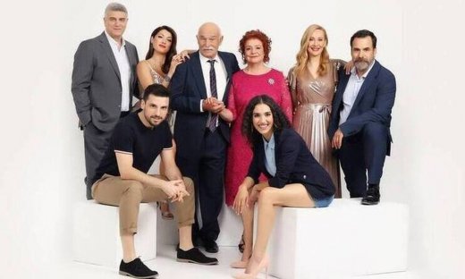 Μην αρχίζεις τη μουρμούρα: Ο Ηλίας τρώει μια γλάστρα στο κεφάλι και φοβάται ότι τον έβαλαν στο μάτι