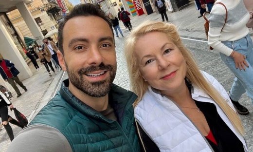 Ο Σάκης Τανιμανίδης βγήκε βόλτα στο κέντρο της Αθήνας με τη μητέρα του - Μαγνήτισαν τα βλέμματα