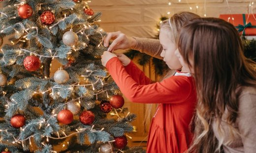 Όσοι στολίζουν νωρίς για τα Χριστούγεννα είναι ευτυχισμένοι, υποστηρίζει έρευνα