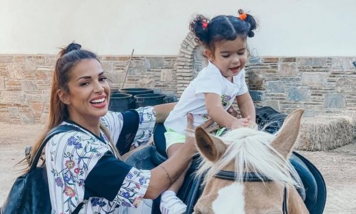 Ελένη Χατζίδου: Η κόρη της σκουπίζει το σπίτι φορώντας χριστουγεννιάτικο outfit