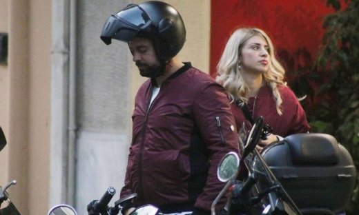 Βόλτα για δύο! Ο Ηλίας Βρεττός με την σύντροφό του Αναστασία Δεληγιάννη στο κέντρο της Αθήνας