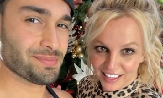 Η Britney Spears επιτέλους κάνει Χριστούγεννα! Ντύνεται, στολίζεται και φιλιέται κάτω από το δέντρο