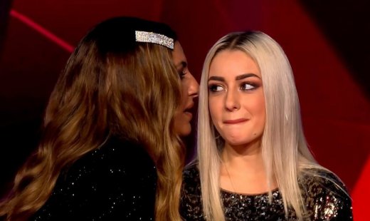 The Voice: Χαμός με παίκτρια - Την διεκδίκησαν με steal πριν καν αποφασίσει ο Μουζουράκης!