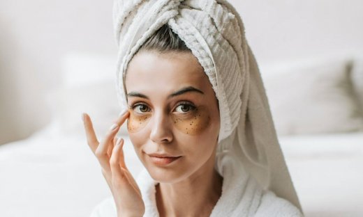 Σακούλες κάτω από τα μάτια; Tips και προϊόντα για να φύγουν μια για πάντα