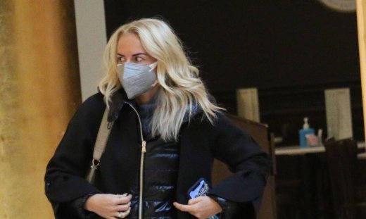 Μαρία Μπεκατώρου: Με total black σύνολο και μακρύ jacket που θα ζηλέψεις