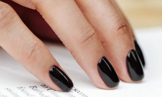 Το μαύρο βερνίκι νυχιών είναι τάση για το χειμώνα