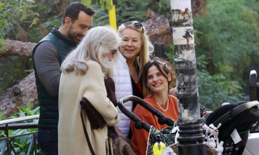 Μπόμπα – Τανιμανίδης: Βόλτα στη στολισμένη Αθήνα με την Ματούλα Τανιμανίδη και τις δίδυμες