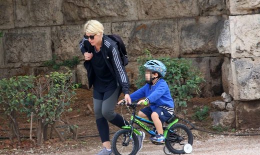 Σία Κοσιώνη: H casual εμφάνιση με αθλητικό κολάν και τα παιχνίδια με τον γιο της