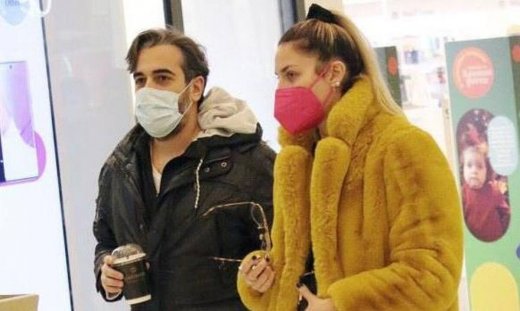 Μαντώ Γαστεράτου: Σπάνια εμφάνιση με τον σύζυγό της, Νίκο Ισηγόνη σε εμπορικό κέντρο