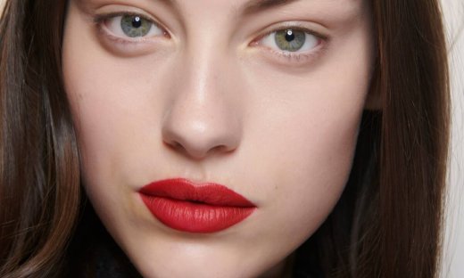 10 κόκκινα κραγιόν ιδανικά για τις γιορτές των Χριστουγέννων