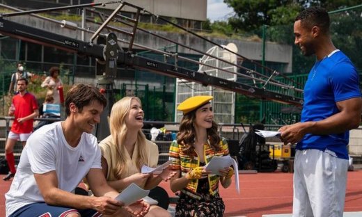 Emily In Paris: Η γκαρνταρόμπα της 2ης σεζόν είναι γεμάτη σύνολα για έμπνευση