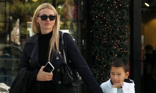 Τρυφερή μανούλα η Νάταλι Θάνου: Η βόλτα στη Γλυφάδα με τον γιό της!