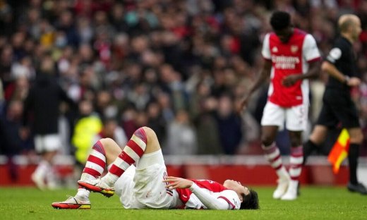 Tα φώτα στο «Ολντ Τράφορντ» και την εμβόλιμη αγωνιστική στην Superleague