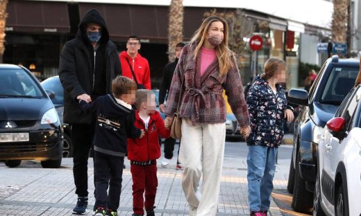 Μαριέττα Χρουσαλά- Λέων Πατίτσας: Οικογενειακή βόλτα στη Γλυφάδα!