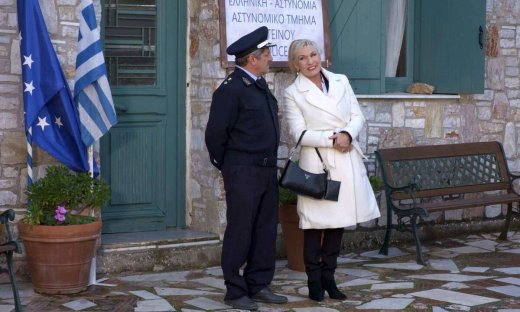 Χαιρέτα μου τον πλάτανο: Η Καρμέλα συνεχίζει ατάραχη τα σχέδιά της να καταστρέψει το χωριό