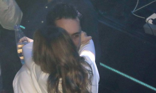 Τι παράφορος έρωτας είναι αυτός; Παιδιά σας βλέπουν! (photos)