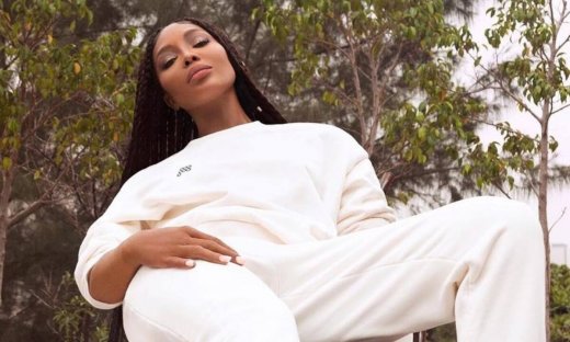 Κάνε yoga όπως η Naomi Campbell! Οι ασκήσεις που μπορείς κι εσύ να δοκιμάσεις