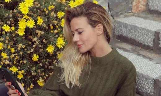 Πώς θα συνδυάσεις jean, πουλόβερ και μποτάκια: Κάν' το όπως η Ζέτα Μακρυπούλια